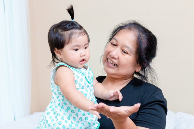 Pequeña nieta jugando con anciana