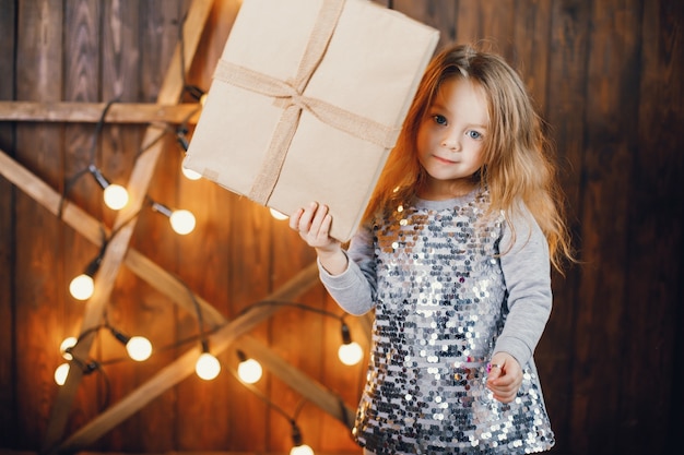 pequeña niña abriendo regalos