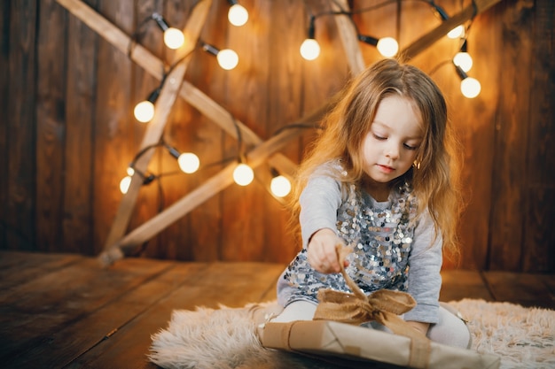 pequeña niña abriendo regalos