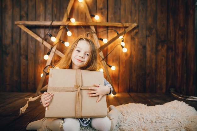 Foto gratuita pequeña niña abriendo regalos