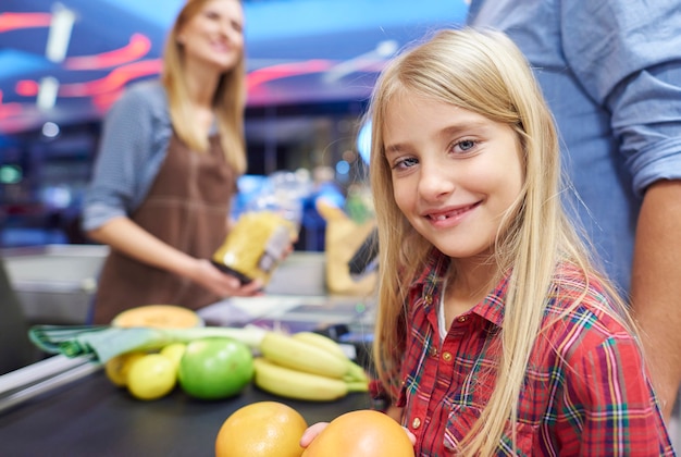 Foto gratuita pequeña niña ayudando a hacer las compras