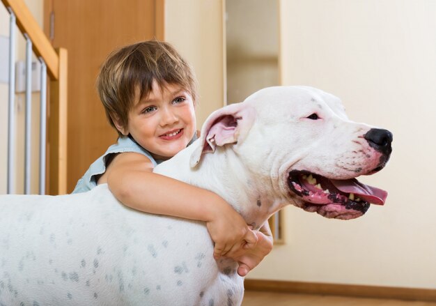 pequeña niña bonita en el piso con perro