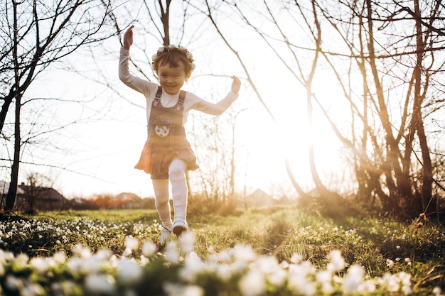 La pequeña niña caminando por el parque