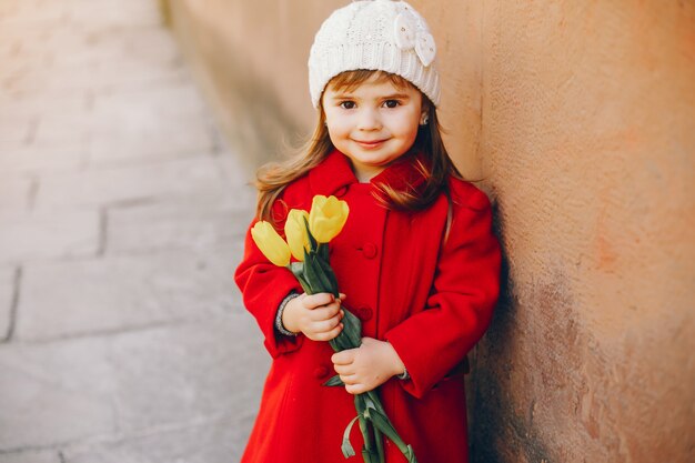 pequeña niña con flores