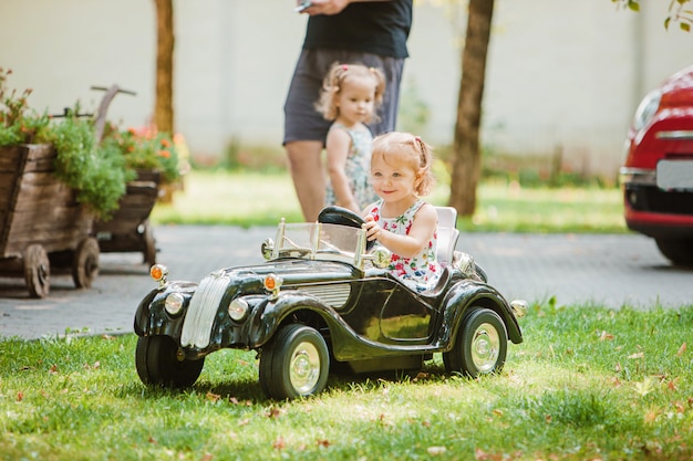 La pequeña niña jugando en el auto