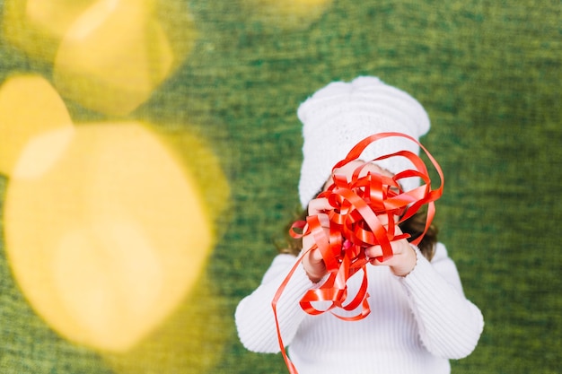 Foto gratuita pequeña niña y luces bokeh