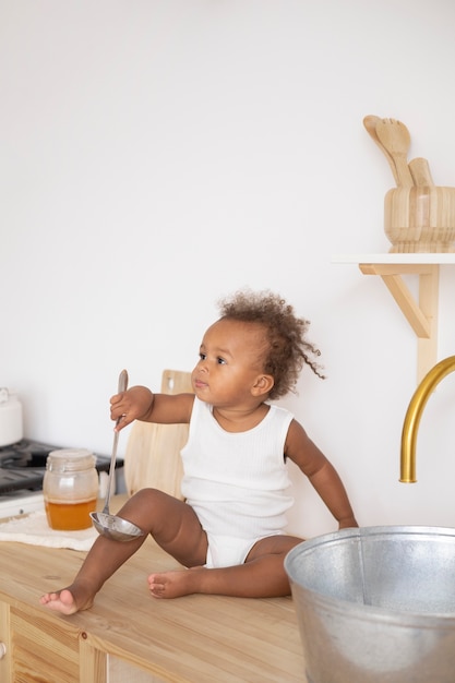 Foto gratuita pequeña niña negra con espacio de copia