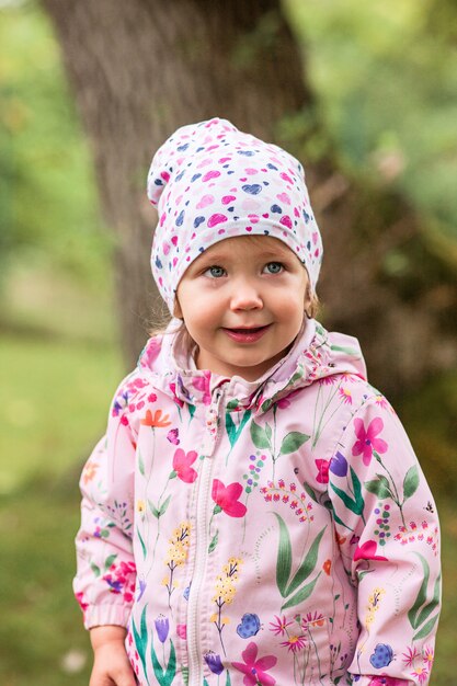 pequeña niña de pie en el parque