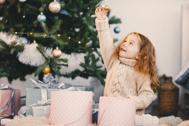 pequeña niña rubia ayudando a decorar