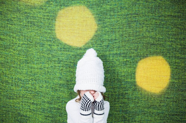 Pequeña niña sobre fondo verde y amarillo