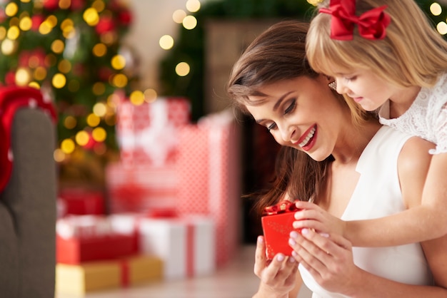 Pequeña niña sorprende a mamá dándole un regalo