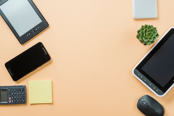 Foto gratuito pequeña planta cerca de tecnologías