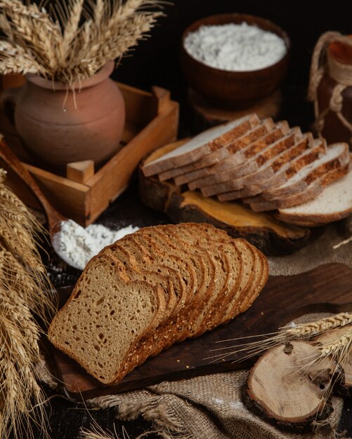 Pequeña planta de pan y trigo en rodajas.