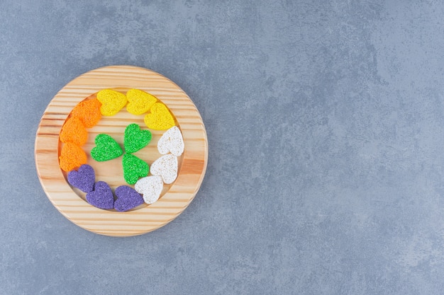 Una pequeña porción de galletas, sobre el fondo de mármol.