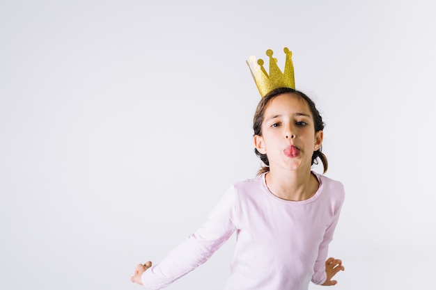 Pequeña princesa que muestra la lengua