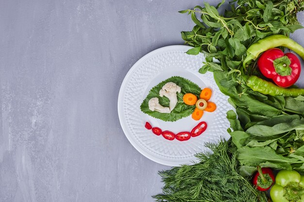 Pequeña ración de ensalada con verduras y hierbas.