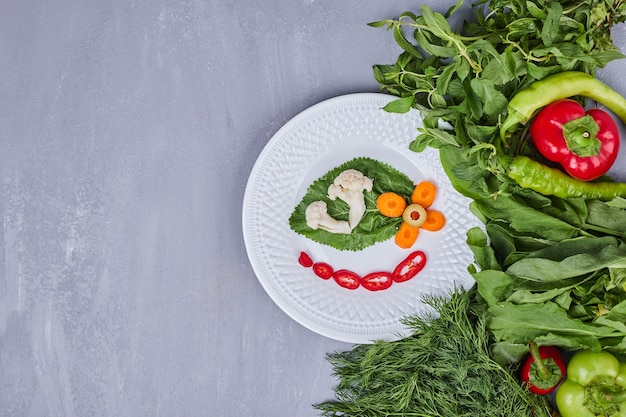 Pequeña ración de ensalada con verduras y hierbas.