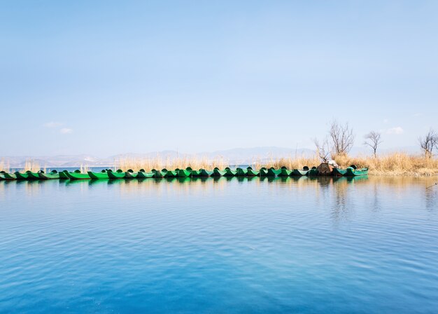 Pequeñas barcas en un lago