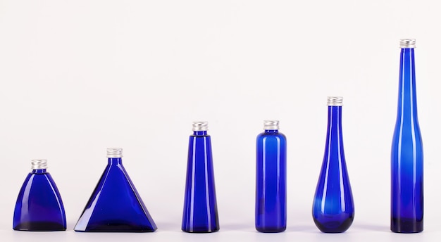 Pequeñas botellas azules