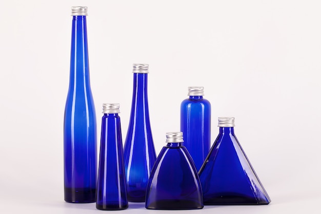 Pequeñas botellas azules