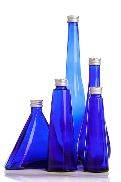 Foto gratuita pequeñas botellas azules