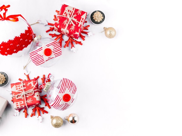 Pequeñas cajas de regalo con adornos brillantes.