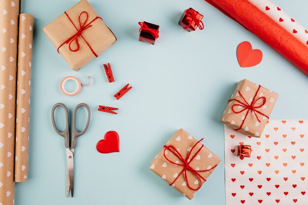 Pequeñas cajas de regalo con corazones en mesa.