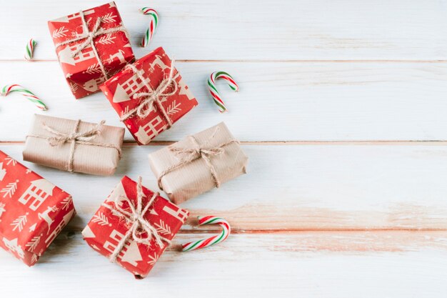 Pequeñas cajas de regalo con cuerdas.