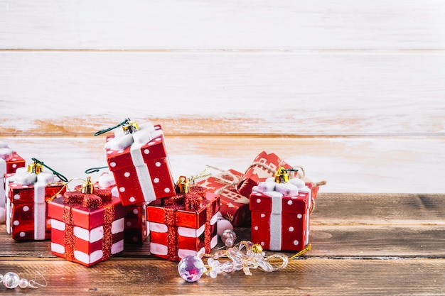 Pequeñas cajas de regalo de juguete en mesa