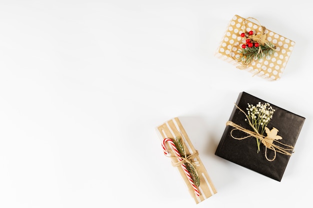 Pequeñas cajas de regalo en mesa blanca