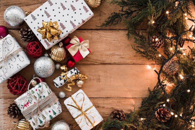 Pequeñas cajas de regalo con ramas verdes.