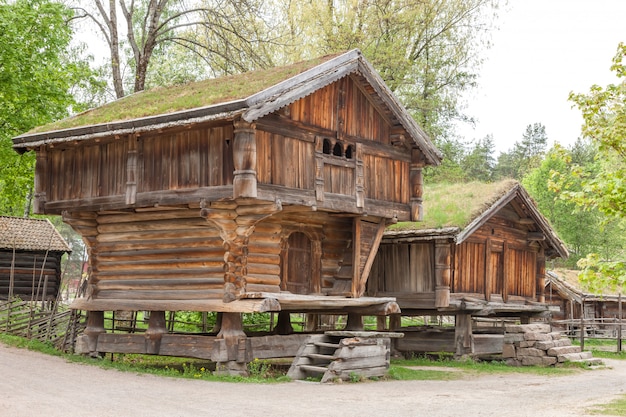Pequeñas casas en la montaña de Noruega.