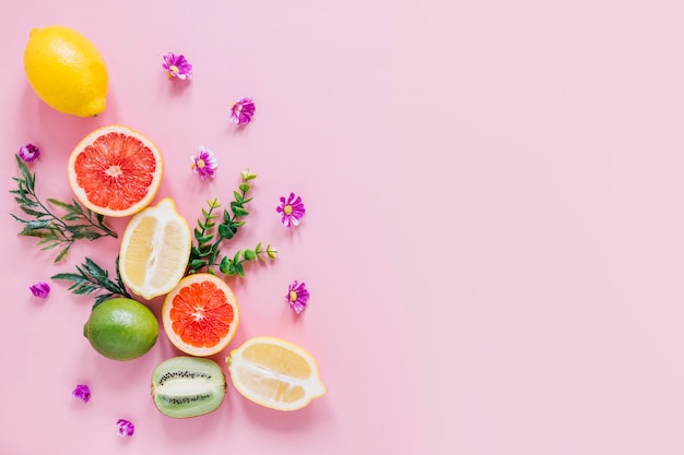 Foto gratuita pequeñas flores y hojas cerca de los cítricos