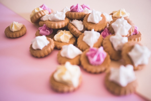 Foto gratuita pequeñas galletas lindas