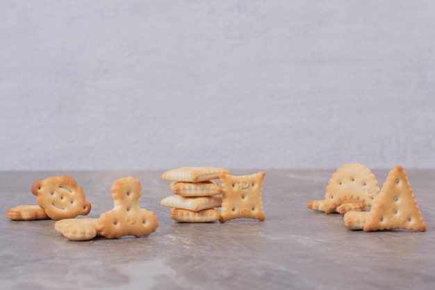 Pequeñas galletas sabrosas en el cuadro blanco.