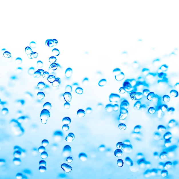 Pequeñas gotas de agua en un cristal