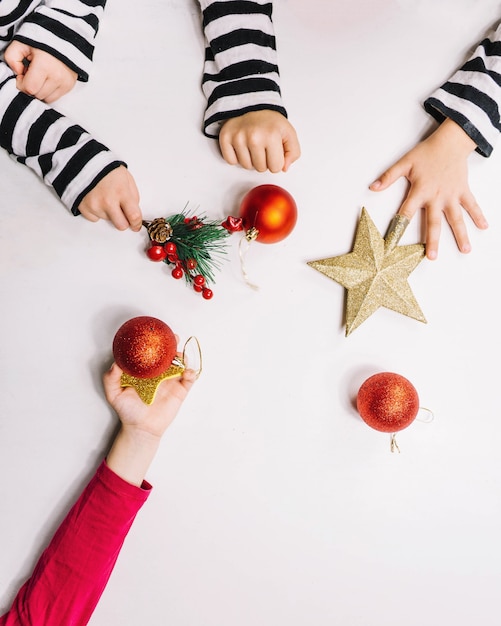 Pequeñas manos y bolas de navidad