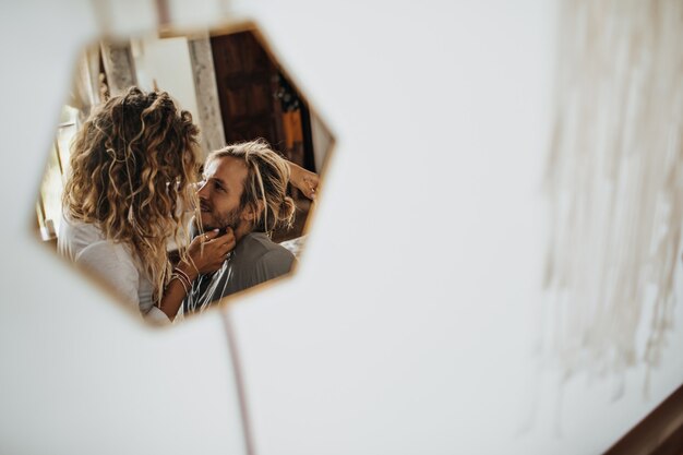 En pequeñas pantallas de espejo hermosa pareja descansa en un entorno romántico.