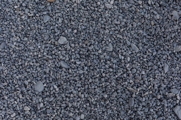 Pequeñas piedras grises para construcción en el suelo.