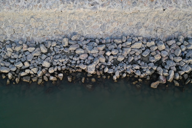 Pequeñas rocas en una playa