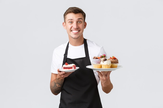 Pequeñas tiendas de café de negocios minoristas y concepto de panadería amable camarero barista guapo en negro apro ...