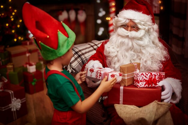 Pequeño ayudante de San Claus en el trabajo