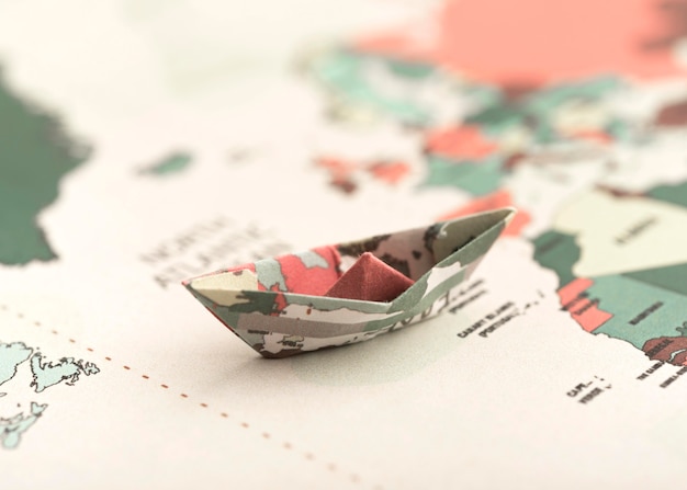 Pequeño barco de origami en el mapa del mundo