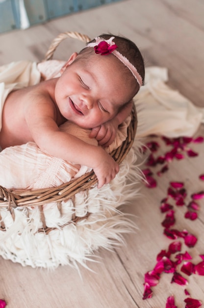 Foto gratuita pequeño bebé durmiendo felizmente