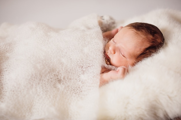 Foto gratuita el pequeño bebé se encuentra en la cama