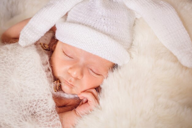 El pequeño bebé se encuentra en la cama