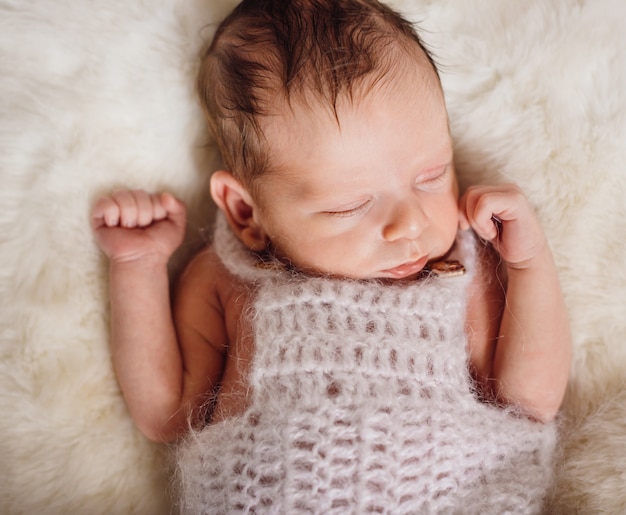 El pequeño bebé se encuentra en la cama