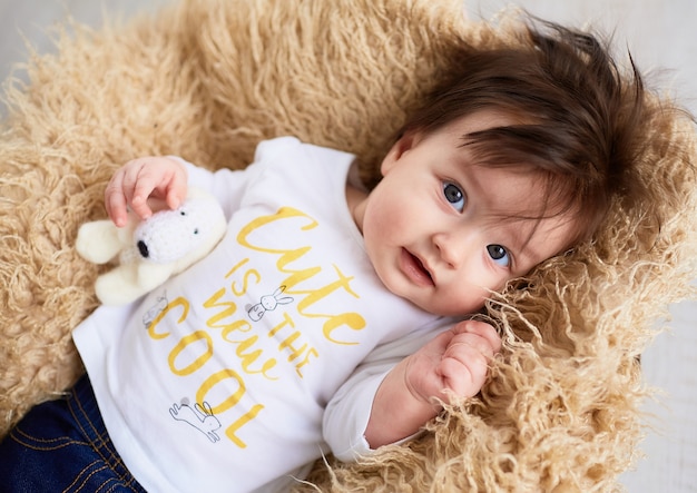 Foto gratuita el pequeño bebé se encuentra en la canasta