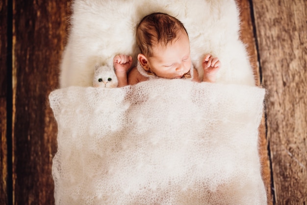 Foto gratuita el pequeño bebé se encuentra en la cesta