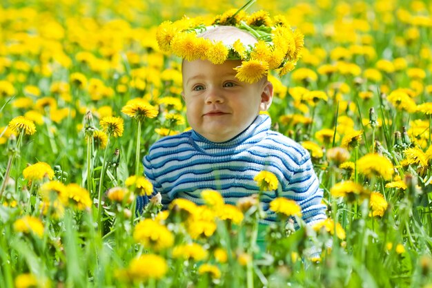 Pequeño bebé en flores corona